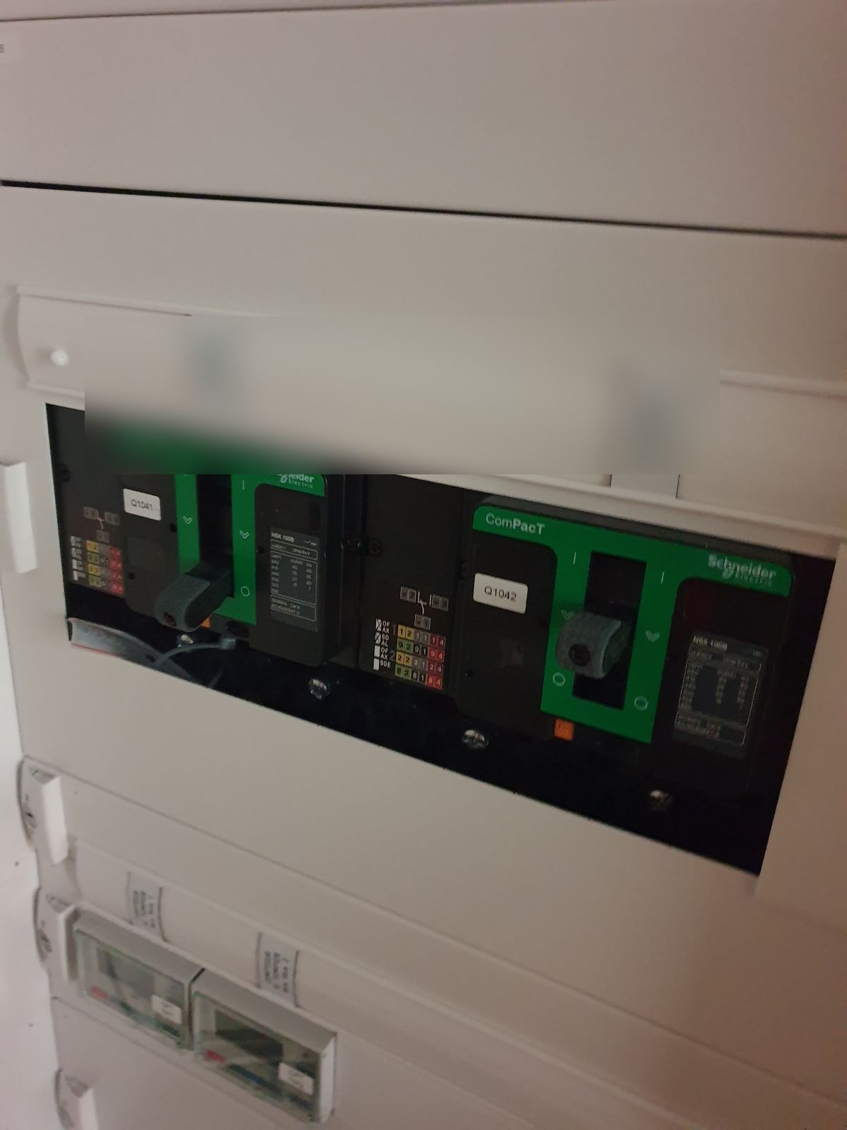 Intérieur d'un tableau électrique avec disjoncteurs débrochables
