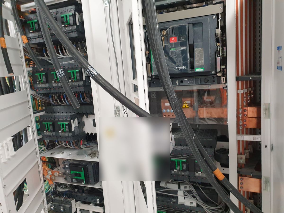 Intérieur d'un tableau divisionnaire avec disjoncteurs débrochables